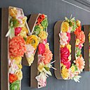 Mom, un mot joyeux et fleuri pour fêter la fête des mamans.