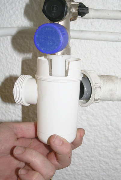 Etape 8 : Dévisser le siphon pour le désolidariser du groupe de sécurité.