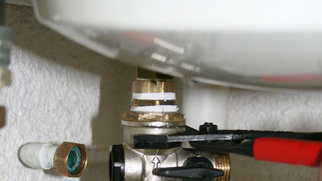 Etape 10 : A l’aide d’une clé ou pince multiprise, dévisser le groupe de sécurité pour le désolidariser du chauffe-eau. Etape 10 : A l’aide d’une clé ou pince multiprise, dévisser le groupe de sécurité pour le désolidariser du chauffe-eau.