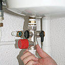 Etape 12 : Visser le nouveau groupe de sécurité à la main jusqu’au point dur. Etape 12 : Visser le nouveau groupe de sécurité à la main jusqu’au point dur.