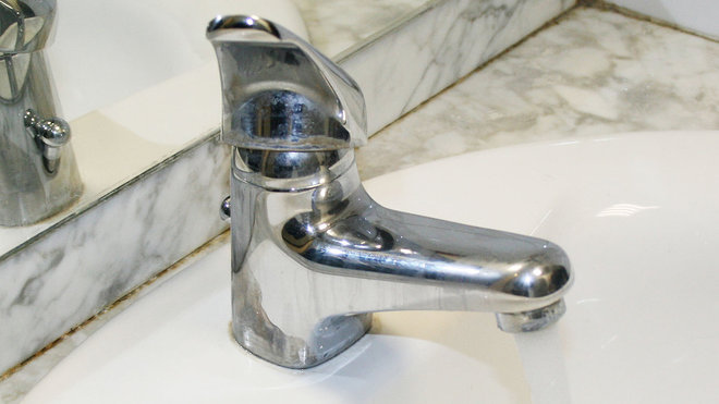 Etape 19 : Ouvrir le robinet le plus haut du circuit sur l’eau chaude, afin de purger l’air du circuit. Au début l’air provoque des à-coups, ce qui est normal. Lorsque l’eau coule normalement, vous pouvez refermer le robinet. Réalimenter le courant du chauffe-eau pour que celui-ci puisse chauffer à nouveau. Surveiller l’étanchéité entre le groupe de sécurité et les différents éléments, afin qu’il n’y ait pas de fuite. Etape 19 : Ouvrir le robinet le plus haut du circuit sur l’eau chaude, afin de purger l’air du circuit. Au début l’air provoque des à-coups, ce qui est normal. Lorsque l’eau coule normalement, vous pouvez refermer le robinet. Réalimenter le courant du chauffe-eau pour que celui-ci puisse chauffer à nouveau. Surveiller l’étanchéité entre le groupe de sécurité et les différents éléments, afin qu’il n’y ait pas de fuite.