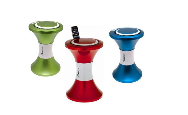 Pour répondre aux nouvelles technologies, le Tam Tam se fait station d’accueil et enceinte acoustique pour iPod et iPhone… sans pour autant perdre sa fonction première : on peut encore s’asseoir dessus !