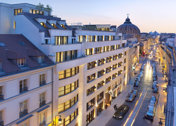 Le Mandarin Oriental ouvre ses portes rue Saint-Honoré, au cœur de la capitale. Un véritable palace de 8 étages, comptant 99 chambres, dont 39 suites luxueuses offrant une vue imprenable sur Paris. Le bâtiment et sa façade datant de 1930, ont été rénovés par l’architecte Charles Lestrone, pour les deux ailes de la façade Art Déco, et par Sybille de Margerie pour l’architecture intérieure et la décoration. Entrez dans un lieu raffiné, féminin, très parisien.