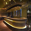 Le Bar 8 est surprenant. Au milieu des tables basses éclairées par de petites lumières tamisées, trône un majestueux bar en marbre. Ici, les murs en bois sont incrustés de bijoux en cristal Lalique… pour un effet des plus envoûtants !