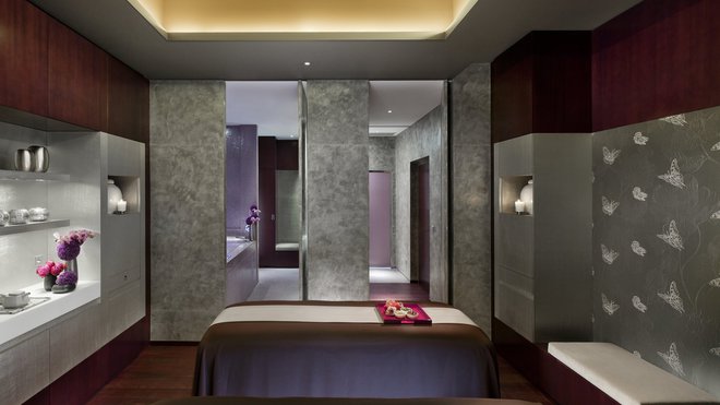 Le spa du mandarin Oriental est une invitation au voyage. Une bulle de bien-être et de relaxation qui s’étend sur 900 m², avec la possibilité de réserver une suite de soin, pour un moment de détente, tout en intimité.