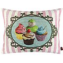 Issu de la collection Cupcakes, décor en médaillon pour gourmandises estivales. Version classique, en coton et viscose (40 x 50 cm), 46,00 €. En version Elégance, 69,00€. Existe sur fond uni, anis et ciel. Création Art de Lys.