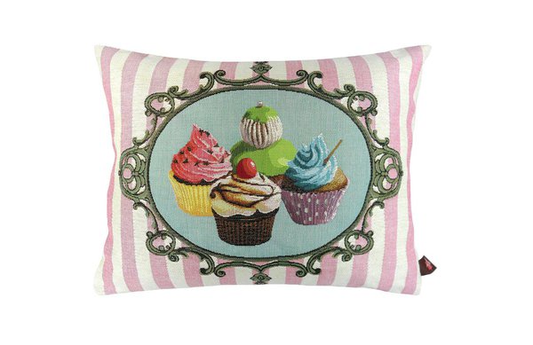 Issu de la collection Cupcakes, décor en médaillon pour gourmandises estivales. Version classique, en coton et viscose (40 x 50 cm), 46,00 €. En version Elégance, 69,00€. Existe sur fond uni, anis et ciel. Création Art de Lys.