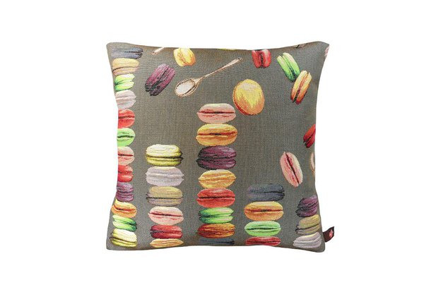 Teintes acidulées pour macarons empilés à dévorer des yeux, collection Cupcakes et Macarons, coussin sur fond bleu ciel ou foncé satiné, en version classique (50 x 50 cm), 49 €, format rectangulaire (40 x 50 cm), 46 €. En version Elégance (50 x 50 cm), 69 €. Créations Art de Lys.