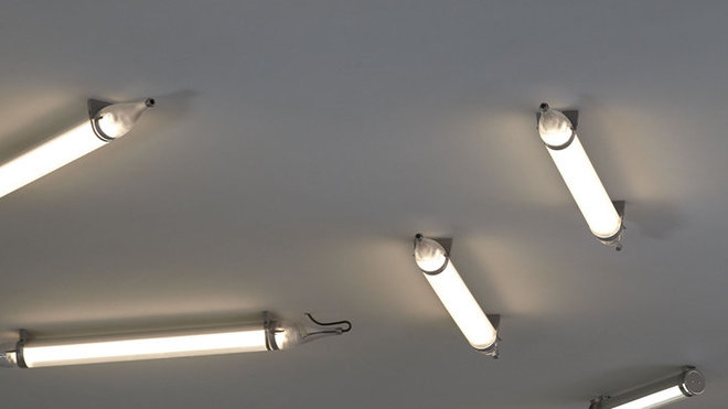 Depuis 50 ans, les frères Guzzini travaillent sur la lumière. Ils présentent iSign, un éclairage à Led, disposé ici pêle-mêle sur le plafond de la médiathèque de Mont-de-Marsan. Ce boîtier au design original, est conçu en polycarbonate pour obtenir un éclairage homogène. Il est idéal pour éclairer les espaces de travail, les parkings, les locaux industriels, mais aussi les espaces de détente, ainsi que les endroits reliants intérieur et extérieur. Depuis 50 ans, les frères Guzzini travaillent sur la lumière. Ils présentent iSign, un éclairage à Led, disposé ici pêle-mêle sur le plafond de la médiathèque de Mont-de-Marsan. Ce boîtier au design original, est conçu en polycarbonate pour obtenir un éclairage homogène. Il est idéal pour éclairer les espaces de travail, les parkings, les locaux industriels, mais aussi les espaces de détente, ainsi que les endroits reliants intérieur et extérieur.