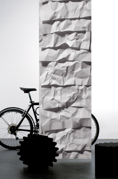 Lily Latifi crée des solutions textiles pour l’architecture d’intérieur. Ici, le panneau Lithos est plus qu’un simple élément décoratif : le tissu est utilisé en tant que panneau trompe-l’œil, avec un effet 3D surprenant.