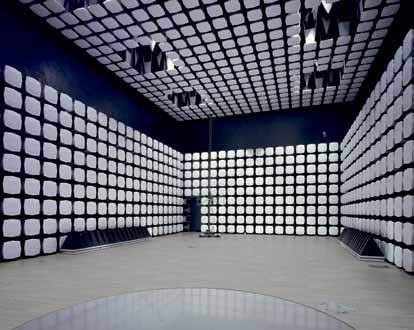 Objectflor est l’un des fabricants européens leader dans les revêtements de sol souples. L’entreprise utilise le PVC pour reproduire les matières naturelles presque à l’identique. Le décor conçu ici est troublant, limite psychédélique.