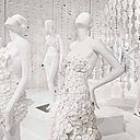 Le métier de Procédés Chénel : architecte du papier. Créée par des passionnés, l’entreprise métamorphose le papier, à destination des architectes et designers, pour des installations éphémères ou permanentes. Le papier habille aussi bien les mannequins que les murs : un résultat étonnant, façon peau de crocodile.