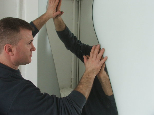 Etape 25 : Pose du miroir, par simple application, et scotcher au pourtour du miroir pendant 24 heures.