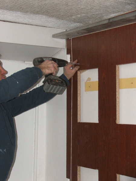 Etape 10 : Fixation par vis et chevilles des échelles.