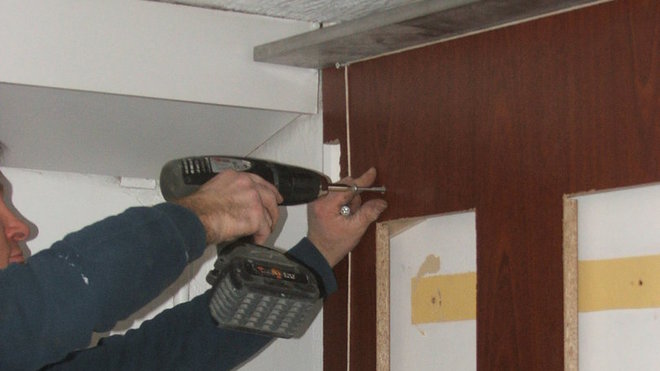 Etape 10 : Fixation par vis et chevilles des échelles.