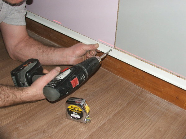 Etape 12 : Fixation en partie basse d’une cornière en L permettant d’aligner et de positionner les volumes verriers.