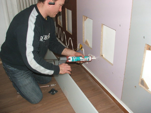 Etape 13 : Dépôt de cordons de colle mastic Silicone sur le mur de la partie basse ; le bloc de verre sera décomposé en deux parties (se reporter au guide de pose sur Yourglass.com, pour les mastics à mettre en œuvre).