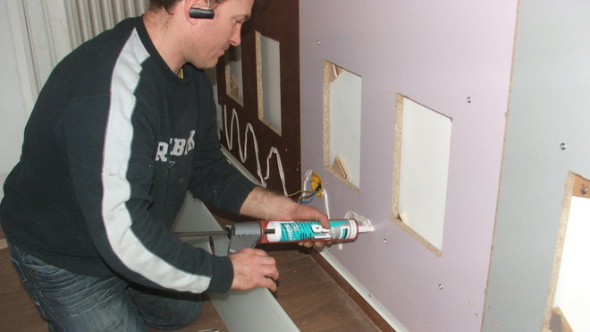 Etape 13 : Dépôt de cordons de colle mastic Silicone sur le mur de la partie basse ; le bloc de verre sera décomposé en deux parties (se reporter au guide de pose sur Yourglass.com, pour les mastics à mettre en œuvre).