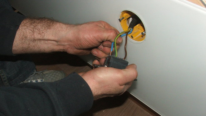 Etape 15 : Raccordement électrique de la prise de courant à travers la réservation.