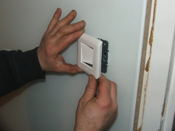 Etape 18 : Pose de l’habillage  de l’interrupteur.