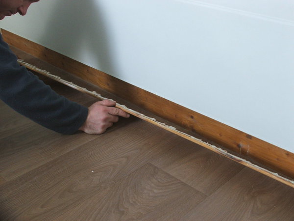 Etape 22 : Finition de la partie basse par collage d’une plinthe bois.