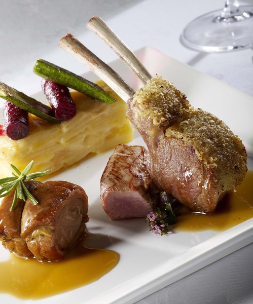 Une viande tendre et rosée, accompagnée d’un petit banc de gratin dauphinois, et d’un jus de légumes relevé par du cumin et des clous de girofle : un programme très appétissant !