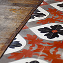 Le sol mixe parquet bois patiné et usagé, avec réédition vintage de carreaux de ciment (Carodeco).