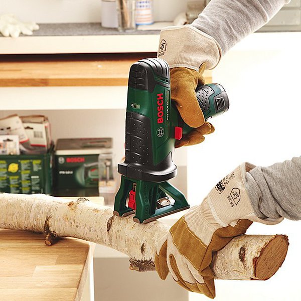 Etape 1 : sciez des rondins de 16 à 24 cm dans les troncs de bouleau.