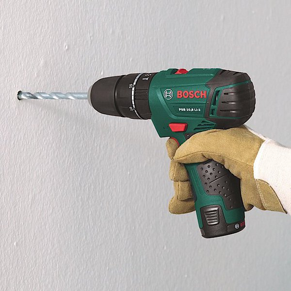 Etape 2 : percez des trous tous les 10 cm avec la perceuse.