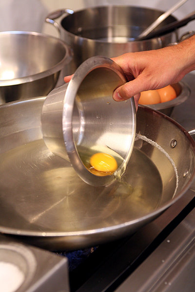 En version pochée, l’œuf est délicat à réaliser, mais si raffiné, que ça vaut le coup de s'entraîner !