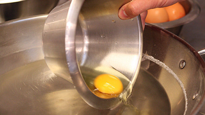 En version pochée, l’œuf est délicat à réaliser, mais si raffiné, que ça vaut le coup de s'entraîner !