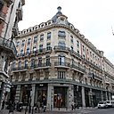 Le projet de rénovation a finalement été confié à Pitch Promotion Sud-Ouest et Jean-Jacques Ory, un spécialiste de l’architecture haussmannienne : ainsi, l’immeuble a pu garder son style d’origine, et sa longue façade typiquement parisienne de 75 mètres de long.