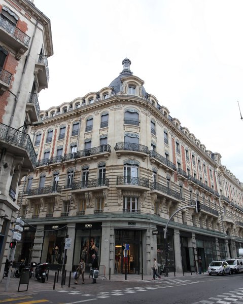 Le projet de rénovation a finalement été confié à Pitch Promotion Sud-Ouest et Jean-Jacques Ory, un spécialiste de l’architecture haussmannienne : ainsi, l’immeuble a pu garder son style d’origine, et sa longue façade typiquement parisienne de 75 mètres de long.
