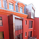 Les façades donnant sur la cour ont été repeintes en rouge, les corniches en oranges, et de grandes fenêtres ont été installé : le Grand Hôtel de Toulouse connaît un réel renouveau, entre modernité et originalité.
