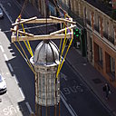 La tourelle de la célèbre coupole d’angle a été déposée pour être restaurée par des artisans spécialisés, notamment les maîtres verriers toulousains Michel Bataillou et Pierre Rivière.