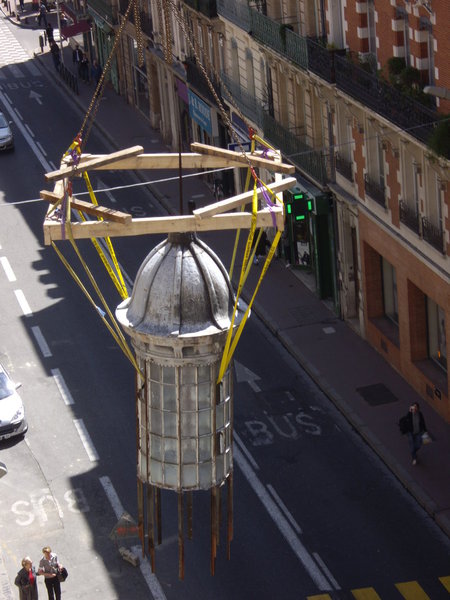 La tourelle de la célèbre coupole d’angle a été déposée pour être restaurée par des artisans spécialisés, notamment les maîtres verriers toulousains Michel Bataillou et Pierre Rivière.
