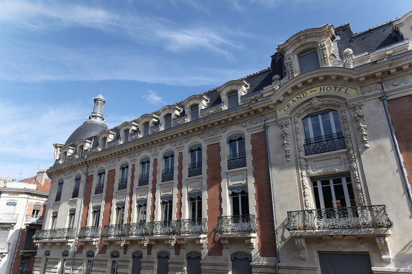 Après deux ans de rénovation intérieure totale, le Grand Hôtel de Toulouse fait peau neuve. L’ancien hôtel de luxe s’est transformé en un lieu « melting pot », où l’on retrouve des commerces, des logements sociaux et privés, ainsi que des bureaux.