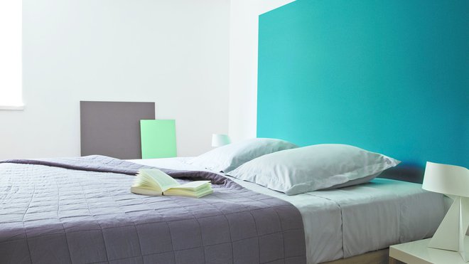 Entre turquoise et bleu canard, le bleu Enamel Blue est une teinte pure et originale. Elle s’associe avec le bois clair et les tons blancs pour une chambre à l’ambiance douce et apaisante. Gamme Pantone chez Tollens.