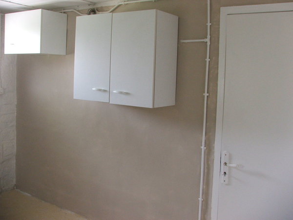 Après: un effet matière élégant et régulier grâce à la pose d'un enduit décoratif teinté coloris Parchemin.