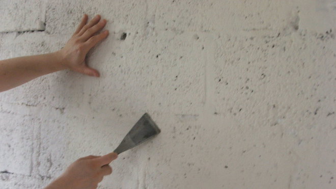 Etape 3 : Egrenez l’ensemble du mur, dans le but d’enlever toutes les aspérités rugueuses, aidez-vous pour cela d’un riflard de maçon à la lame rigide.