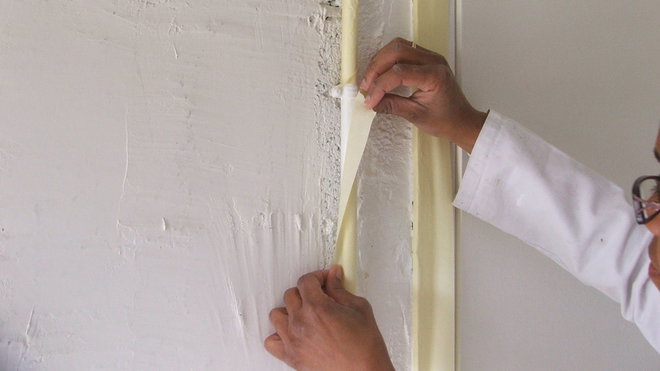 Etape 8 : Masquez les différents tubes d’alimentation d’eau, tubes électriques … avec le ruban de masquage en les enroulant complètement.