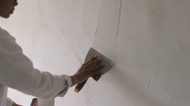 Etape 11 : Poursuivez l’enduisage avec des passes de haut en bas du mur, venant s’assembler avec les passes de dégagement du bas du mur.