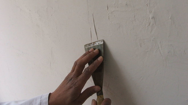 Etape 16 : Après séchage de l’enduit de 12 à 24 heures, passez le riflard sur les surépaisseurs dues à l’enduit lors de l’enduisage préalable.