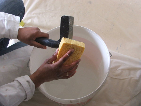 Etape 24 : Nettoyez l’outillage à l’eau claire en attente de la progression du travail.