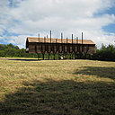 La maison est perchée sur des poteaux en pin en forme de fourche, qui rappellent aussi les branches des arbres.