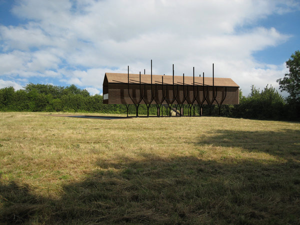 La maison est perchée sur des poteaux en pin en forme de fourche, qui rappellent aussi les branches des arbres.