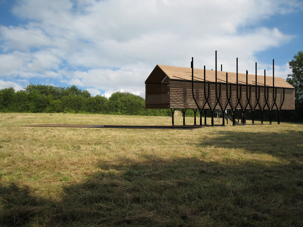 La terrasse située à l’extrémité du bâtiment offre une vue sur la campagne environnante, et fait office de plongeoir dans la piscine.