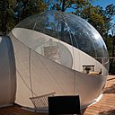 Deux bulles contiguës pour un confort en pleine nature: une chambre sphérique avec lit double et petit mobilier,et une sphère attenante avec toilettes sèches et point d’eau.