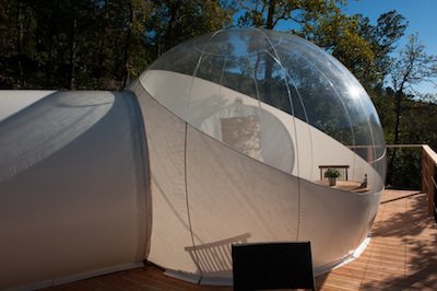 Deux bulles contiguës pour un confort en pleine nature: une chambre sphérique avec lit double et petit mobilier,et une sphère attenante avec toilettes sèches et point d’eau.
