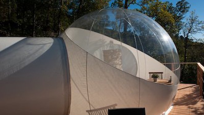 Deux bulles contiguës pour un confort en pleine nature: une chambre sphérique avec lit double et petit mobilier,et une sphère attenante avec toilettes sèches et point d’eau.
